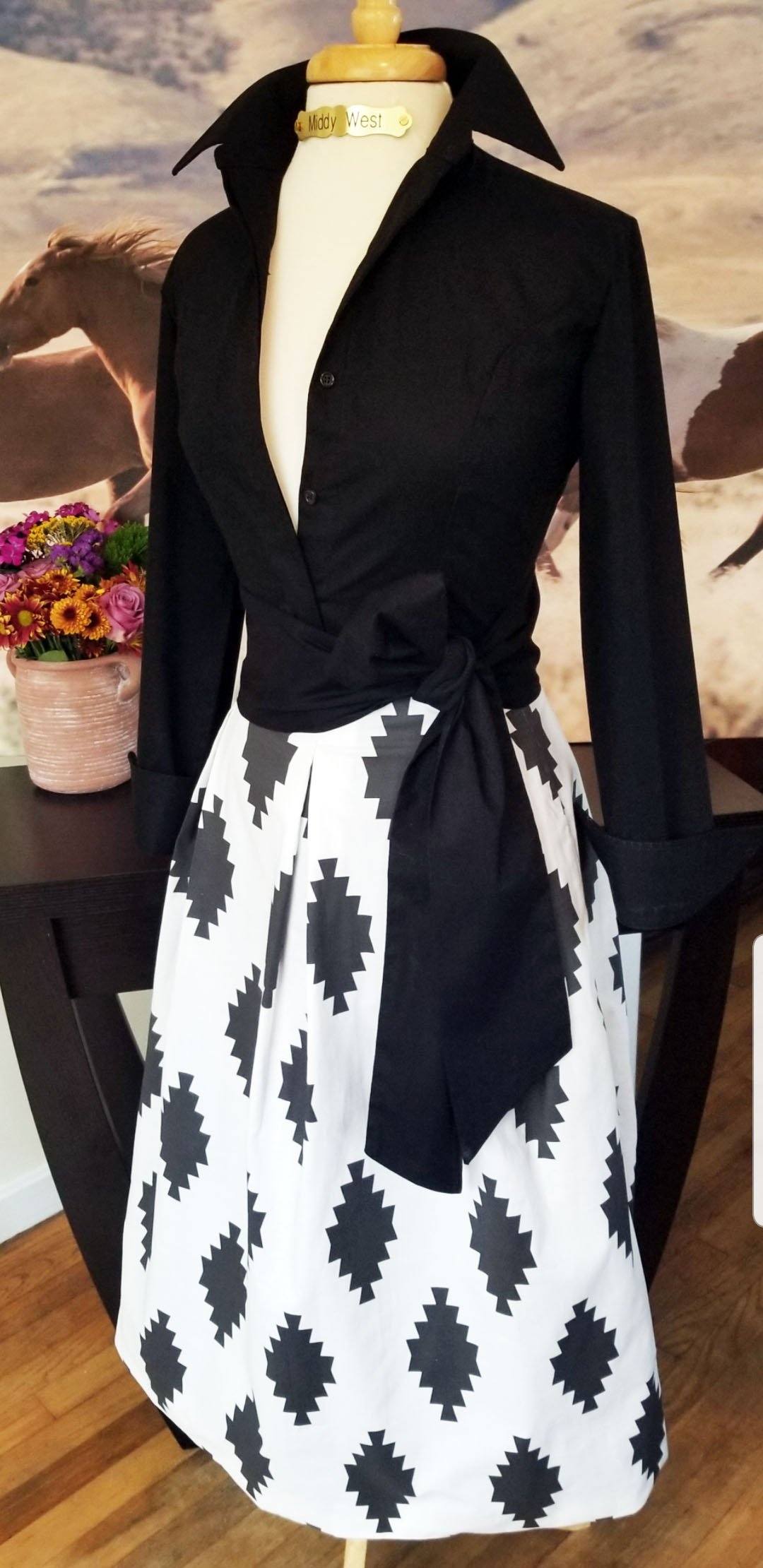 TAOS SKIRT IN CHARCOAL ON WHITE - Middy N' Me