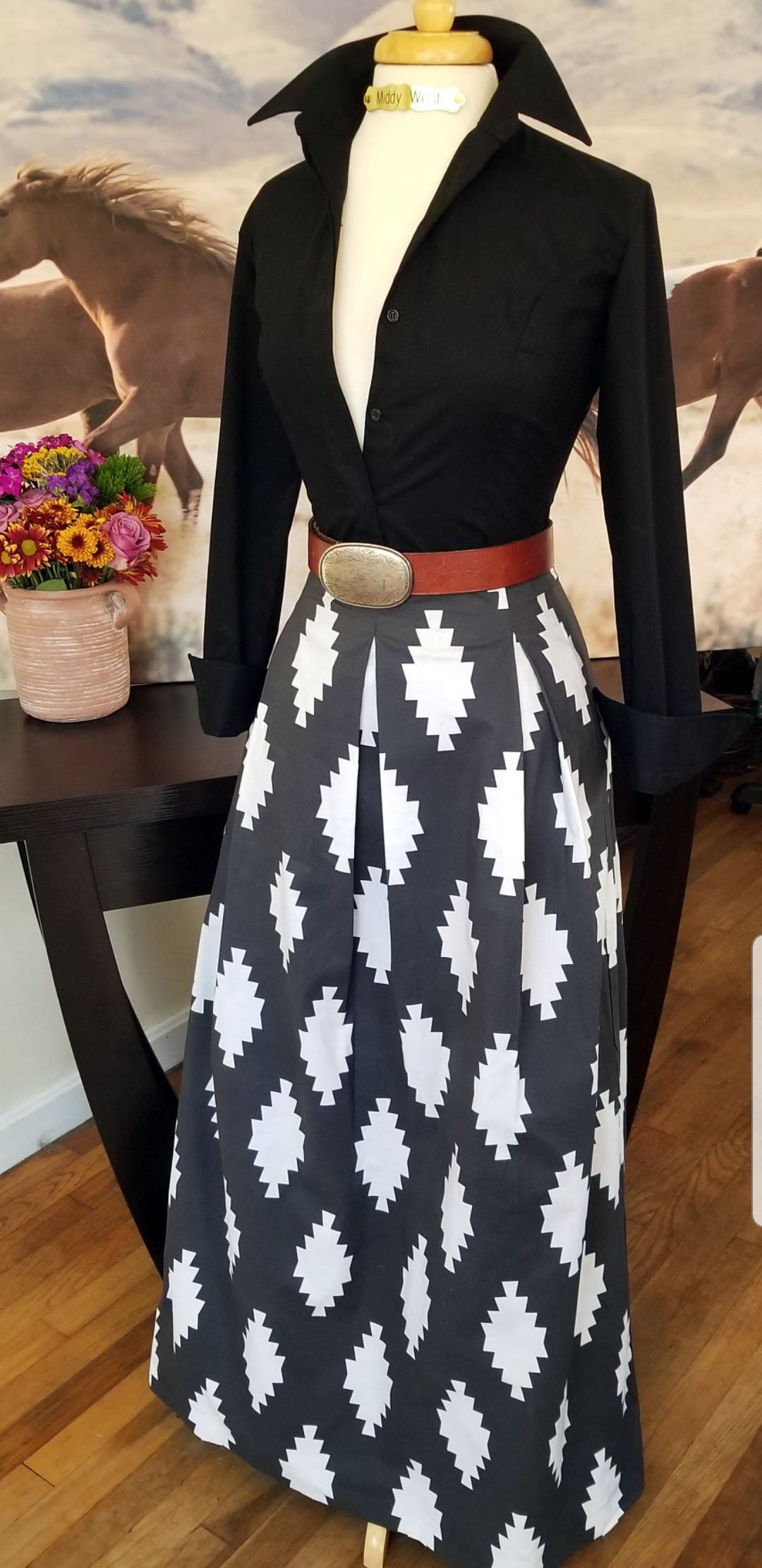 TAOS SKIRT WHITE ON CHARCOAL - Middy N' Me